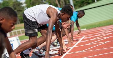 Des sportifs au départ d'une course d'athlétisme