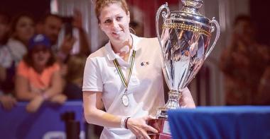 La sportive Aurore Gauthier tenant la coupe du monde