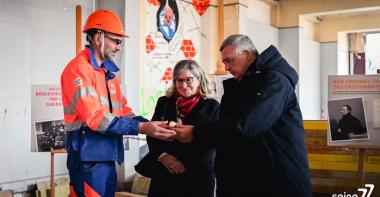 Un ouvrier, l'inspectrice d'Académie et le Président du Département de Seine-et-Marne