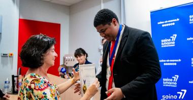 Remise d'un diplôme à un lauréat