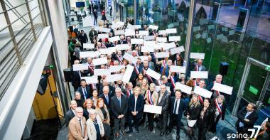 Les maires de Seine-et-Marne montrent leur chèque