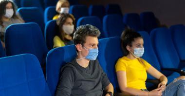 Des adolescents dans une salle de cinéma