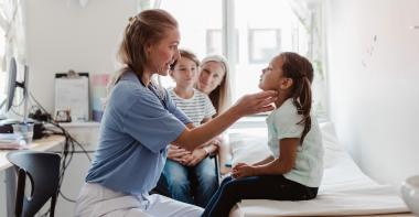 Un médecin examine un enfant