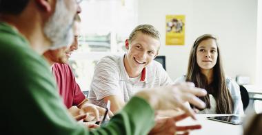 Un enseignant et des élèves au collège