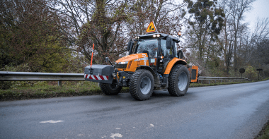 un véhicule de la direction des routes sur une route