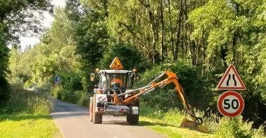 Fauchage de l'herbe aux abords d'une route