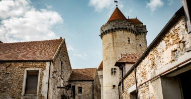 Une tours du château de Blandy surplombe la ferme de Blandy