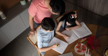 Des élèves font des cours en distanciel chez eux