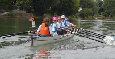Equipe de jeunes sur un canoë