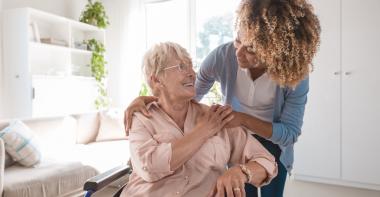 Une personne âgée accompagnée par une personne
