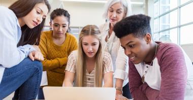 Adolescents derrière un ordinateur