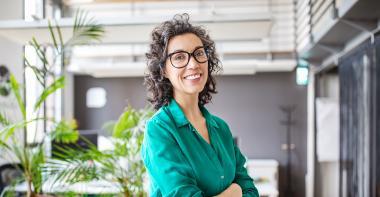 Femme souriante les bras croisés