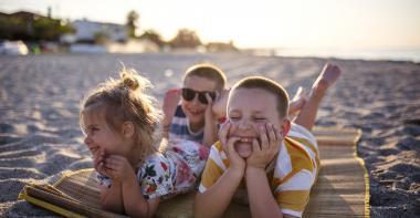 Des enfants sur la plage insouciants