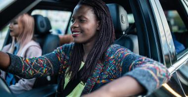 Des personnes en covoiturage dans une voiture 