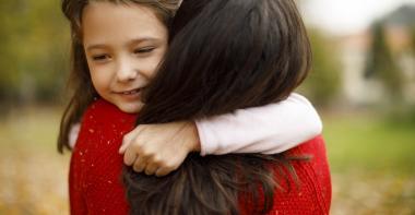 Enfant qui fait un calin à sa mère