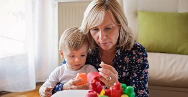 Une assistante maternelle joue avec un enfant