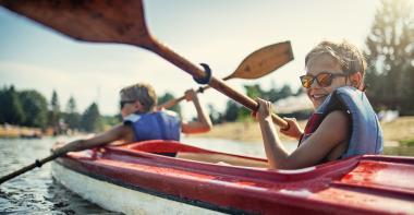 Jeune garçon faisant du canoë