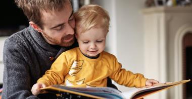 Un papa fait la lecture à son enfant