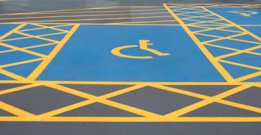 Signalisation au sol d'un emplacement pour personnes handicapées