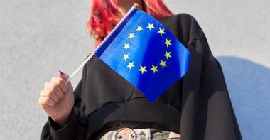 Une adolescente avec le drapeau de l'Union européenne