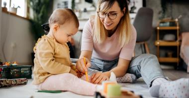 Une assistante familiale avec un bébé