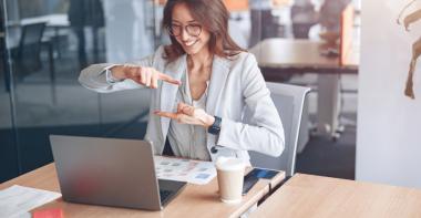 Une femme s'exprime en langue des signes à son travail