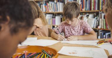 Enfant qui dessine à l'école