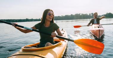 Deux personnes font canoë-kayak sur un lac