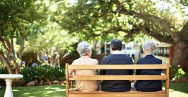 Seniors sur un banc