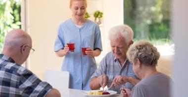 Infirmière et seniors qui mangent