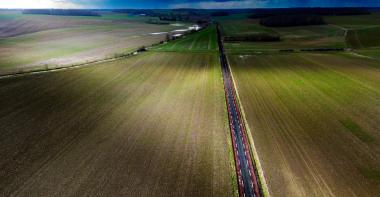 Route avec piste cyclable en pleine campagne