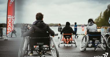 Des enfants sur fauteuil roulant