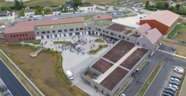 Collège Jean-Jacques Barbaux à Jouy-le-Châtel vu du ciel