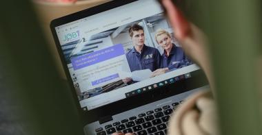 Une personne devant son ordinateur cherchant un emploi sur job77 