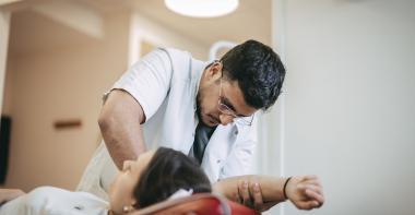 Masseur-kinésithérapeute avec un patient