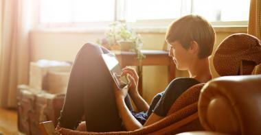 Une femme qui lit sur une tablette