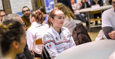 Lucie Henna, gymnaste discute avec des Seine-et-Marnais