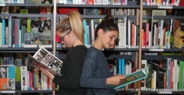 Collégiennes tenant un livre