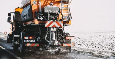 Intervention des agents des routes avec la saleuse