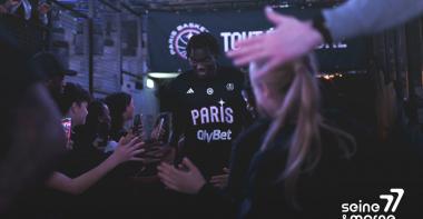 Joueur de basket à l'Accor Adidas à Paris