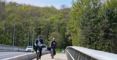 Des cyclistes sur la passerelle du pont de Valvins