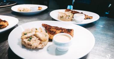 Escalope de veau avec des légumes dans une assiette