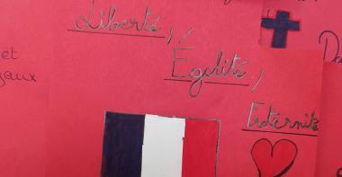 Mots et dessins inscrits sur du papier rouge
