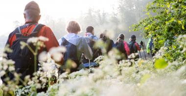 groupe de promeneurs en pleine nature