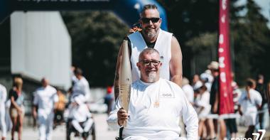 Porteur de la flamme paralympique en fauteuil roulant