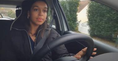 Une femme conduit une voiture