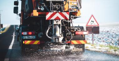 Déneigeuse sur une route avec du verglas
