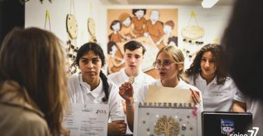 Des jeunes collégiens seine-et-marnais montrent leur projet d'entreprise