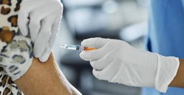 Un médecin vaccine une personne âgée