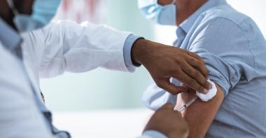Un médecin vaccine une personne 